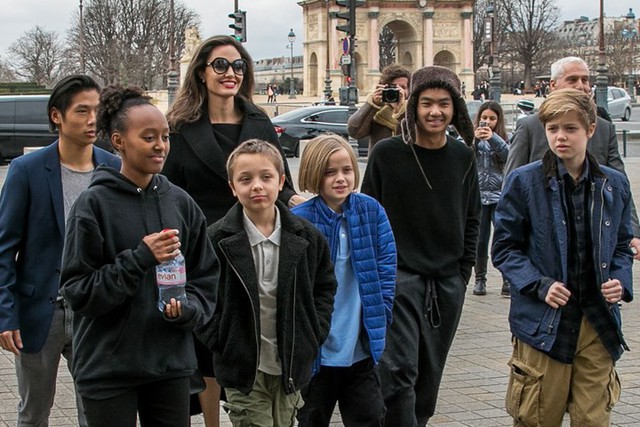 Các con nhà Jolie-Pitt đồng loạt than quá mệt mỏi khi sống với Angelina và chỉ muốn được ở bên bố Brad? - Ảnh 1.