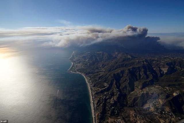 Hãi hùng cảnh cháy rừng giống “bom hạt nhân phát nổ” ở California, Mỹ - Ảnh 2.