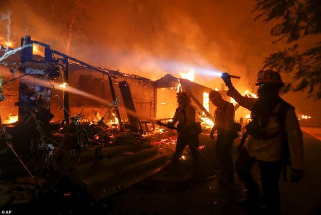 Hãi hùng cảnh cháy rừng giống “bom hạt nhân phát nổ” ở California, Mỹ - Ảnh 11.