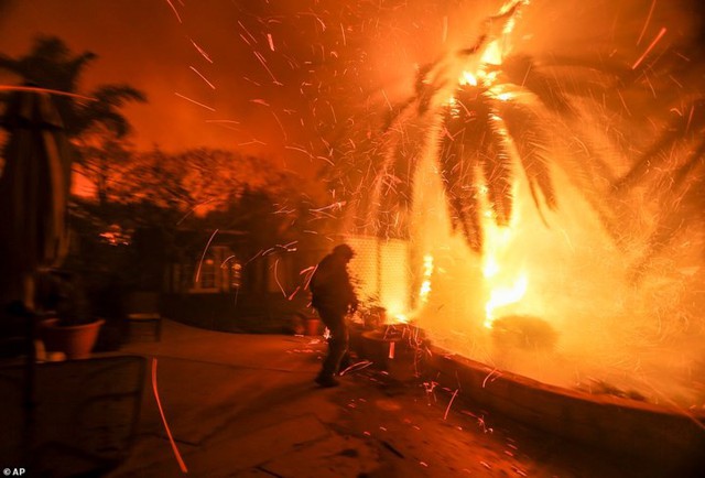 Hãi hùng cảnh cháy rừng giống “bom hạt nhân phát nổ” ở California, Mỹ - Ảnh 14.