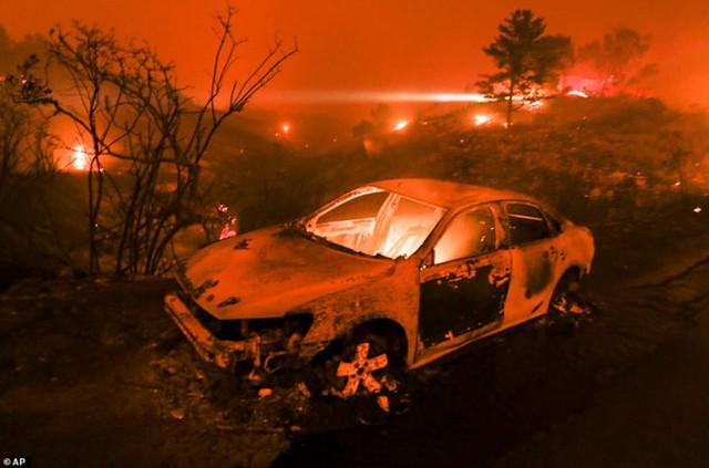 Hãi hùng cảnh cháy rừng giống “bom hạt nhân phát nổ” ở California, Mỹ - Ảnh 3.