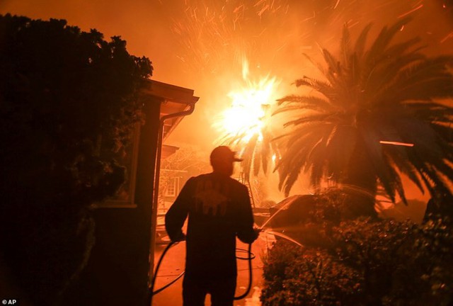 Hãi hùng cảnh cháy rừng giống “bom hạt nhân phát nổ” ở California, Mỹ - Ảnh 9.