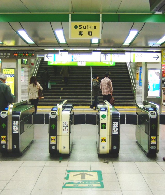 Giải mã chiếc thẻ tàu điện phổ dụng khắp nước Nhật: Siêu sức mạnh ẩn trong tấm nhựa - Ảnh 1.