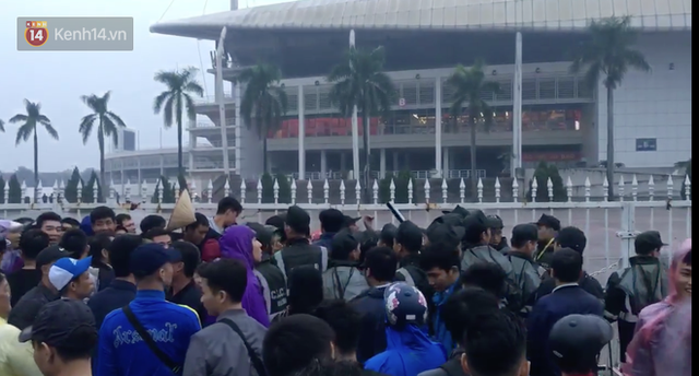 Sáng chủ nhật kinh hoàng: fan mua vé AFF Cup 2018 đẩy đổ hàng rào sân Mỹ Đình - Ảnh 1.