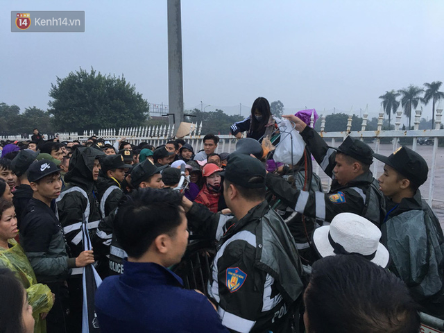 Sáng chủ nhật kinh hoàng: fan mua vé AFF Cup 2018 đẩy đổ hàng rào sân Mỹ Đình - Ảnh 2.