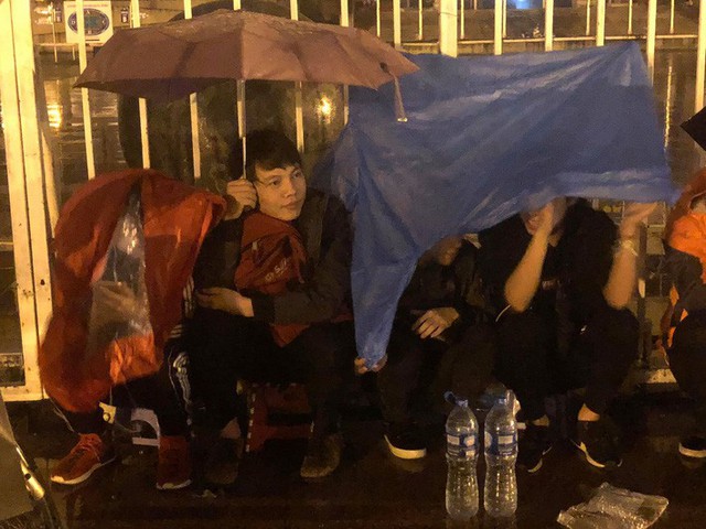  Người dân đội mưa và thức trắng đêm xếp hàng mua vé xem đội tuyển Việt Nam đấu Malaysia tại AFF Cup 2018 - Ảnh 6.