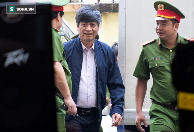  Cựu tướng Nguyễn Thanh Hóa tươi cười, ông Phan Văn Vĩnh liên tục đọc cáo trạng 235 trang - Ảnh 2.