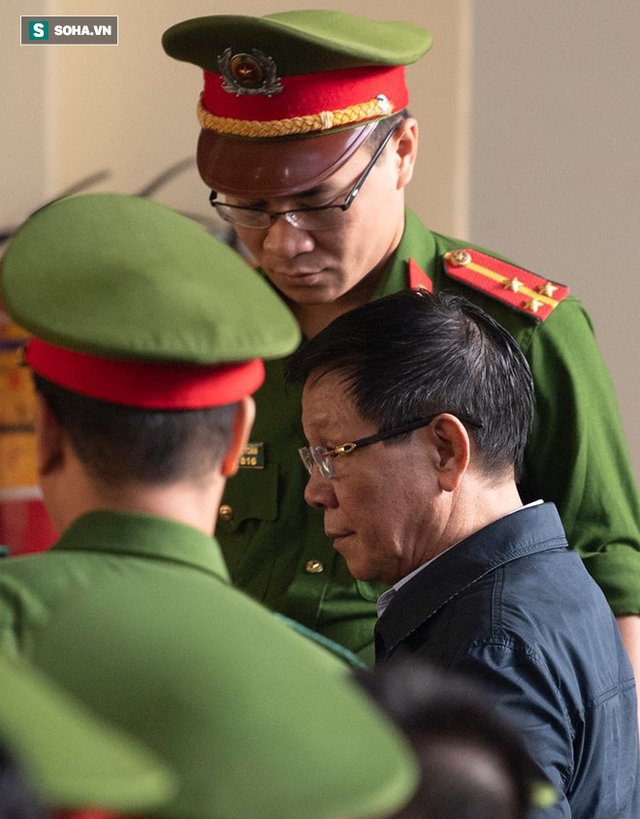  Cựu tướng Nguyễn Thanh Hóa tươi cười, ông Phan Văn Vĩnh liên tục đọc cáo trạng 235 trang - Ảnh 8.