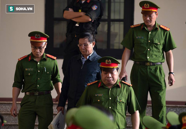  Cựu tướng Nguyễn Thanh Hóa tươi cười, ông Phan Văn Vĩnh liên tục đọc cáo trạng 235 trang - Ảnh 10.