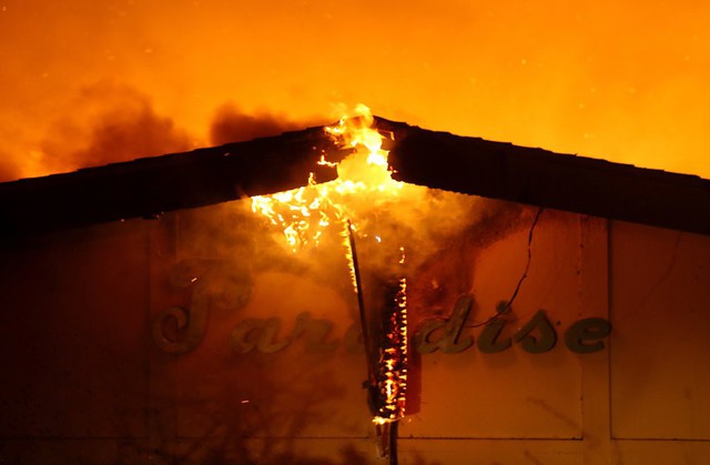 Cháy rừng nuốt chửng một thị trấn, hàng chục người thiệt mạng - Ảnh 1.