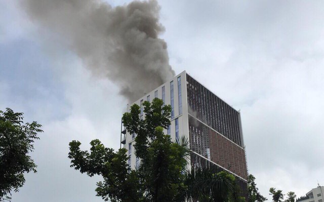 Cháy lớn tại tòa nhà đang xây ở Hà Nội, khói đen kịt trời - Ảnh 1.