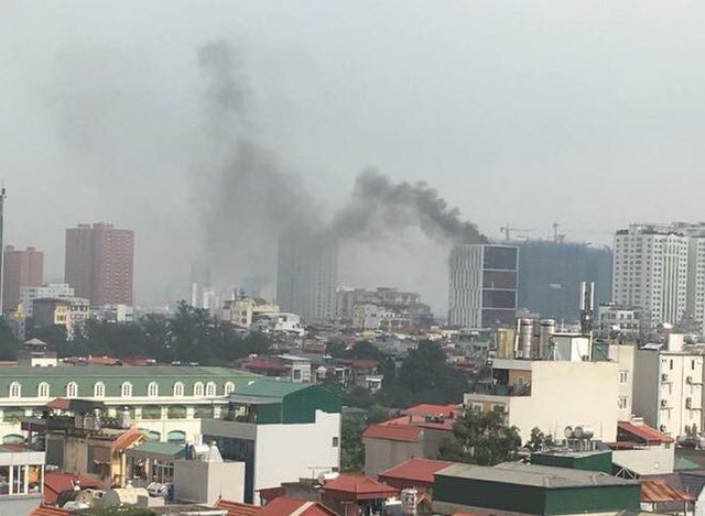 Cháy lớn tại tòa nhà đang xây ở Hà Nội, khói đen kịt trời - Ảnh 2.