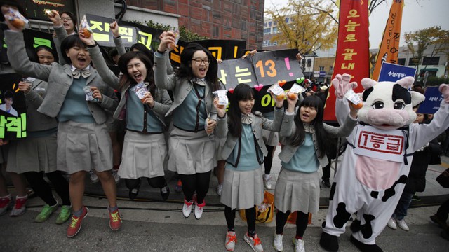 600.000 thí sinh Hàn Quốc thi Đại học: Cả đất nước nín thở, học sinh lớp 11 quỳ ngoài cổng trường chúc anh chị thi tốt - Ảnh 19.