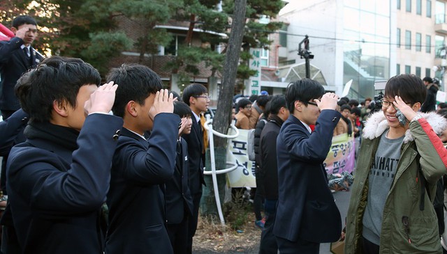600.000 thí sinh Hàn Quốc thi Đại học: Cả đất nước nín thở, học sinh lớp 11 quỳ ngoài cổng trường chúc anh chị thi tốt - Ảnh 3.