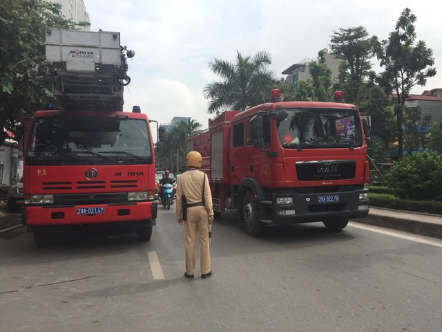 Cháy lớn tại tòa nhà đang xây ở Hà Nội, khói đen kịt trời - Ảnh 3.