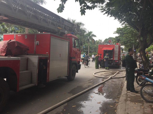 Cháy lớn tại tòa nhà đang xây ở Hà Nội, khói đen kịt trời - Ảnh 4.