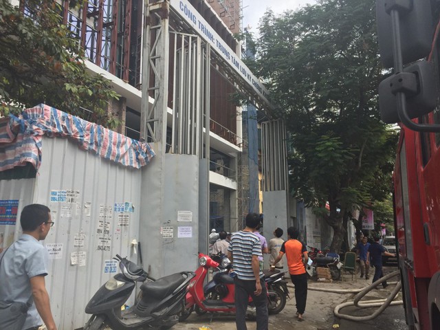 Cháy lớn tại tòa nhà đang xây ở Hà Nội, khói đen kịt trời - Ảnh 7.