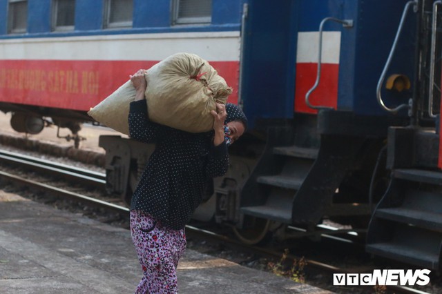 Cận cảnh chuyến tàu rời ga ở Hà Nội chỉ với 2 vị khách nước ngoài, lỗ 10 triệu đồng/ngày - Ảnh 8.
