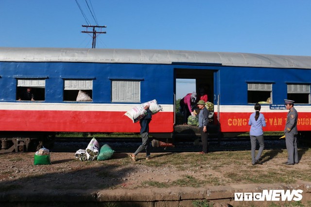 Cận cảnh chuyến tàu rời ga ở Hà Nội chỉ với 2 vị khách nước ngoài, lỗ 10 triệu đồng/ngày - Ảnh 10.