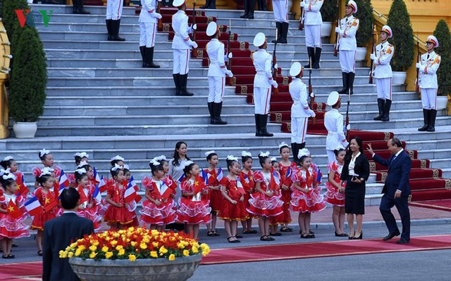 Hình ảnh lễ đón trọng thể Thủ tướng Pháp thăm chính thức Việt Nam - Ảnh 1.