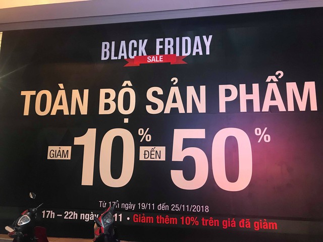 Chưa đến Black Friday, hàng loạt cửa hàng đã treo biển giảm giá - Ảnh 1.