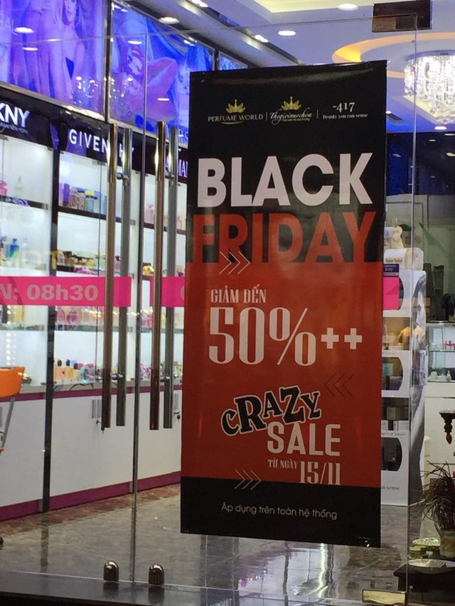 Chưa đến Black Friday, hàng loạt cửa hàng đã treo biển giảm giá - Ảnh 2.