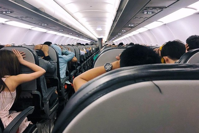 Clip: Hành khách đồng loạt vào tư thế an toàn trên chuyến bay Vietjet nghi gặp sự cố phải bay vòng trên trời rồi quay lại Tân Sơn Nhất - Ảnh 2.