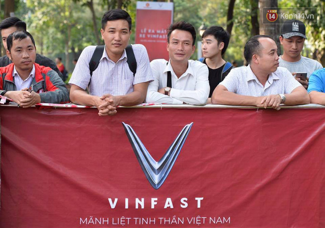 Hàng trăm người dân xếp hàng chờ đợi trước nhiều giờ đồng hồ để tận mắt chiêm ngưỡng các mẫu xe VinFast - Ảnh 1.
