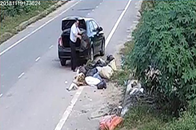  Cựu cán bộ phòng LĐTBXH đi ô tô đổ rác ra đường thanh minh đang dọn nhà nên nhiều rác - Ảnh 2.