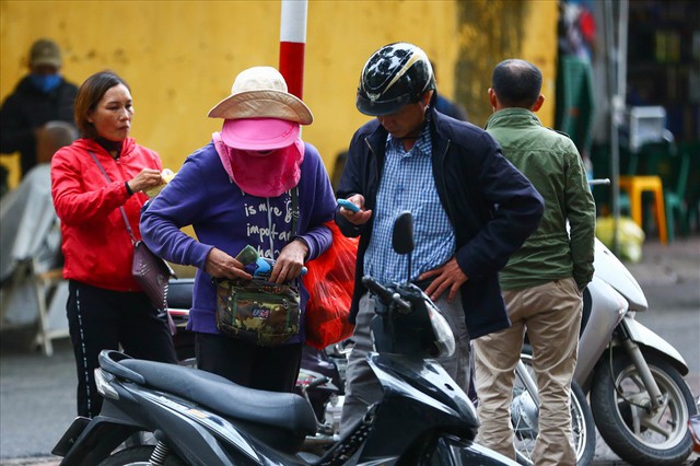 Vé chợ đen trận Việt Nam – Campuchia cao chót vót, khán giả vẫn chờ giờ G - Ảnh 1.