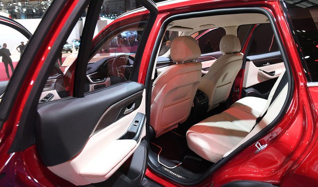 Đánh giá nhanh VinFast Lux SA2.0: SUV 7 chỗ nền tảng BMW giá gần 1,25 tỷ đồng cho người Việt - Ảnh 12.