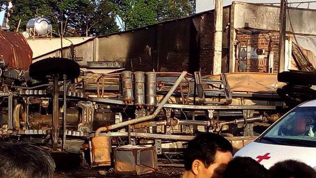  Hiện trường vụ tai nạn thảm khốc ở Bình Phước: 16 căn nhà bị thiêu rụi, 6 người tử vong trong đám cháy - Ảnh 4.