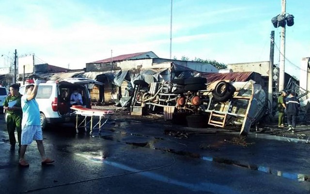  Hiện trường vụ tai nạn thảm khốc ở Bình Phước: 16 căn nhà bị thiêu rụi, 6 người tử vong trong đám cháy - Ảnh 9.