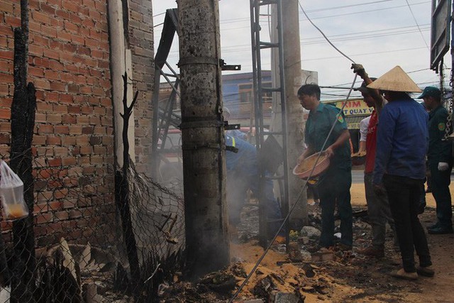  Đám cháy lại bốc lên sau vụ lật xe bồn chở xăng khiến 6 người chết ở Bình Phước - Ảnh 1.