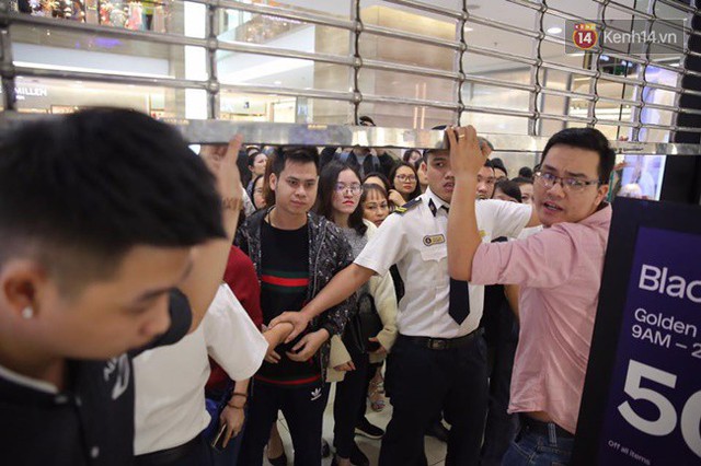 Vỡ trận ngày Black Friday ở TTTM Hà Nội: Hàng trăm người luồn lách qua khe cửa để mua hàng - Ảnh 9.