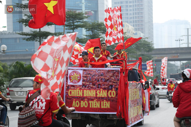 Hàng trăm cổ động viên diễu hành qua các tuyến phố Hà Nội trước trận Việt Nam-Campuchia - Ảnh 1.