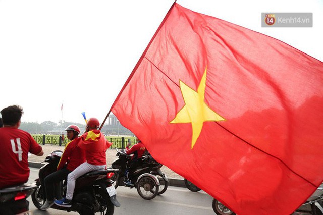 Hàng trăm cổ động viên diễu hành qua các tuyến phố Hà Nội trước trận Việt Nam-Campuchia - Ảnh 2.