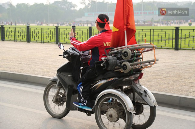 Hàng trăm cổ động viên diễu hành qua các tuyến phố Hà Nội trước trận Việt Nam-Campuchia - Ảnh 13.