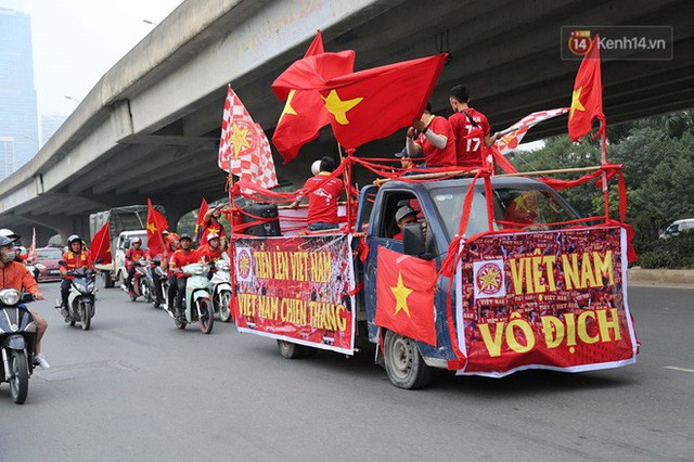 Hàng trăm cổ động viên diễu hành qua các tuyến phố Hà Nội trước trận Việt Nam-Campuchia - Ảnh 5.