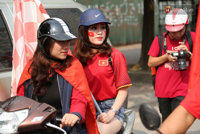 Hàng trăm cổ động viên diễu hành qua các tuyến phố Hà Nội trước trận Việt Nam-Campuchia - Ảnh 9.