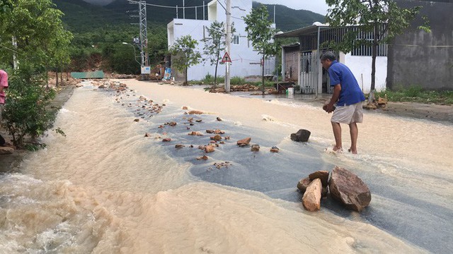 Đường ở Nha Trang biến thành suối, đá tảng lăn đầy đường - Ảnh 3.