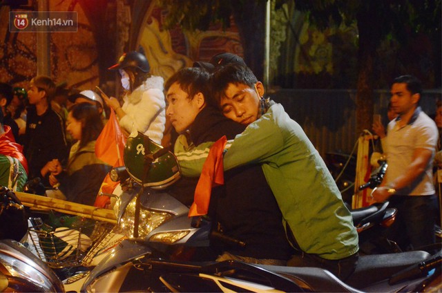 Khoảnh khắc đẹp: Những cái ôm ấm áp trên đường phố Hà Nội trong không khí mừng chiến thắng của đội tuyển Việt Nam - Ảnh 4.
