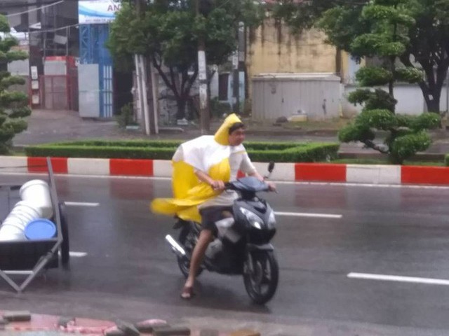 Dân Vũng Tàu hoảng sợ vì giông lốc kinh hoàng thổi bay người, xe máy sau nhiều giờ bão Usagi đổ bộ - Ảnh 6.