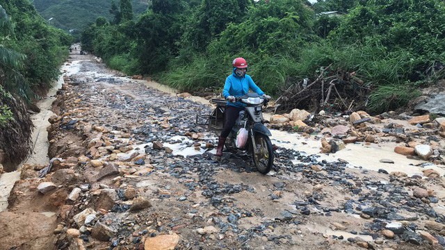 Đường ở Nha Trang biến thành suối, đá tảng lăn đầy đường - Ảnh 11.