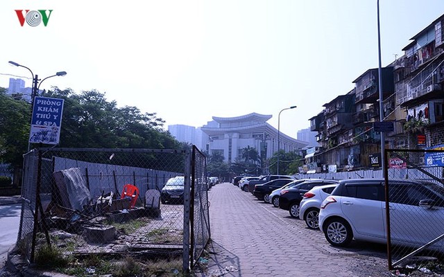Bãi đỗ xe thông minh “đắp chiếu”, thành nơi đổ rác tại Hà Nội - Ảnh 2.