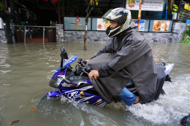 Đường Sài Gòn ngập như sông: Lexus chết trân, tàu bè băng băng vượt nước - Ảnh 2.
