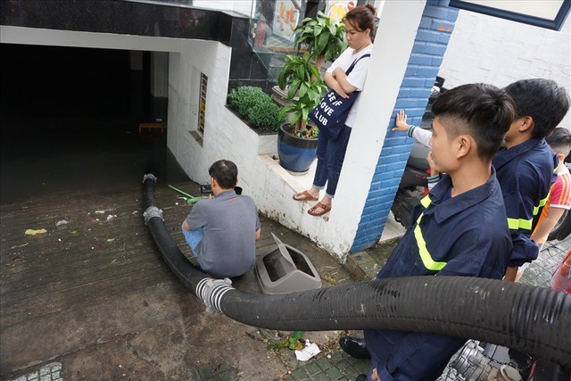 Hàng loạt hầm để xe ở Sài Gòn thành hầm chứa nước sau trận mưa lịch sử - Ảnh 2.