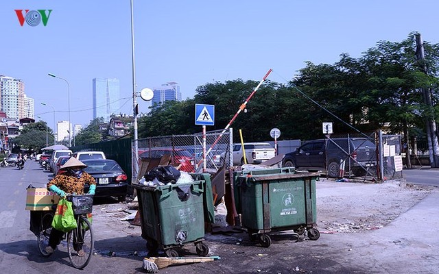 Bãi đỗ xe thông minh “đắp chiếu”, thành nơi đổ rác tại Hà Nội - Ảnh 12.