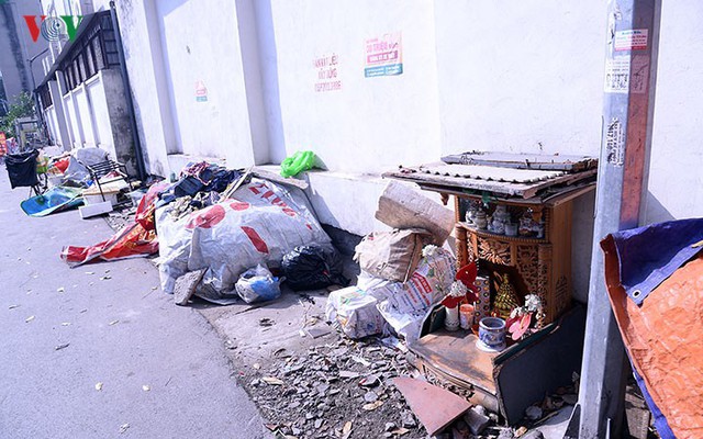 Bãi đỗ xe thông minh “đắp chiếu”, thành nơi đổ rác tại Hà Nội - Ảnh 14.