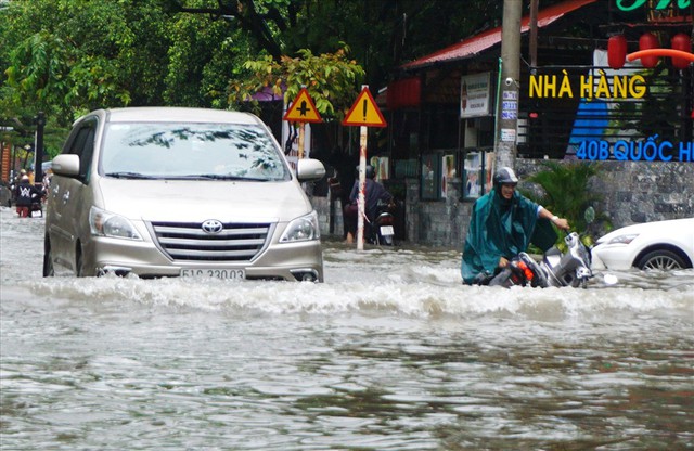 Đường Sài Gòn ngập như sông: Lexus chết trân, tàu bè băng băng vượt nước - Ảnh 14.